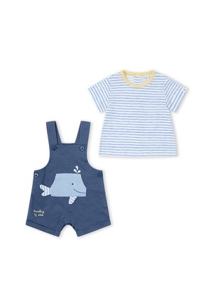 Camiseta de bebé de manga corta a rayas azules y blancas con cuello amarillo y peto azul marino con un gráfico de ballena y cierres de botones.