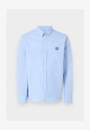 Hellblaues, langärmliges Hemd mit Knopfleiste, Kragen und kleinem besticktem Wolfskopf-Logo auf der linken Brust.