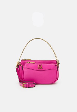 Sac à main Guess rose vif avec anse chaîne dorée, poche zippée à l'avant et bandoulière réglable amovible sur fond blanc.