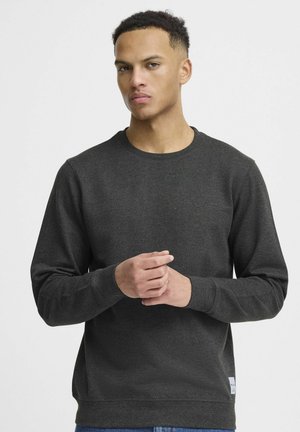 Dunkelgrauer Rundhalsausschnitt-Pullover mit langen Ärmeln, gerippten Bündchen und subtiler Textur. Enthält ein kleines Etikett am Saum.