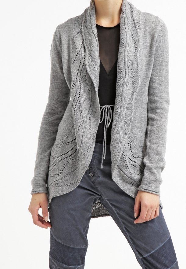 Grå stickad kofta med draperad halsringning och öppen front. Har ett texturerat mönster längs kanterna och ribbade manschetter.