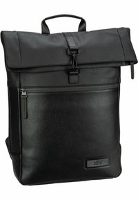 Zwarte rugzak met een leren paneel met textuur, een oprolsluiting, verstelbare schouderbanden en een voorzak met rits. Eenvoudig ontwerp.