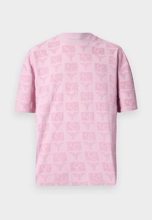 Roze T-shirt met korte mouwen met een gestructureerd patroon van vierkanten en gestileerde logo's. De stof heeft een zachte, pluizige kwaliteit.
