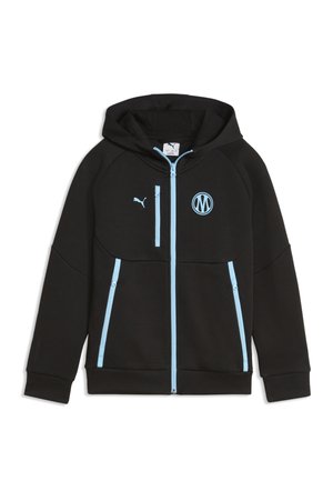 Czarna bluza z kapturem na zamek błyskawiczny z jasnoniebieskimi suwakami, logo Puma na lewej piersi i okrągły emblemat na prawej piersi, z kapturem i długimi rękawami.
