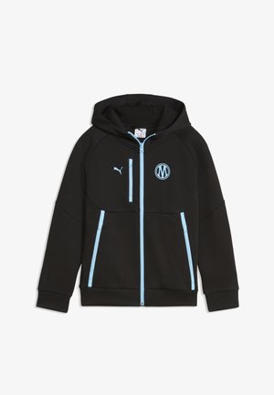 Felpa nera con zip e zip azzurro chiaro, logo Puma sul petto sinistro e emblema circolare sul petto destro, con cappuccio e maniche lunghe.