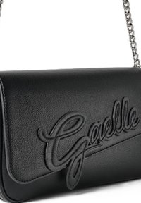 Borsa a spalla in pelle nera con tracolla in catena argentata e logo "Gazelle" in rilievo in corsivo sulla patta anteriore.