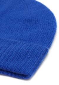 Berretto di lana blu lavorato a maglia, realizzato in morbida lana, con una texture a coste e un bordo piegato in basso per una vestibilità aderente.