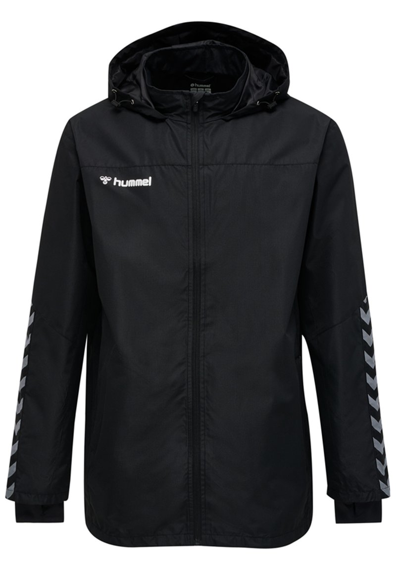 Svart huva jacka gjord av lättviktigt material. Har en hel dragkedja, sidofickor och reflekterande chevron-accenter på ärmarna.