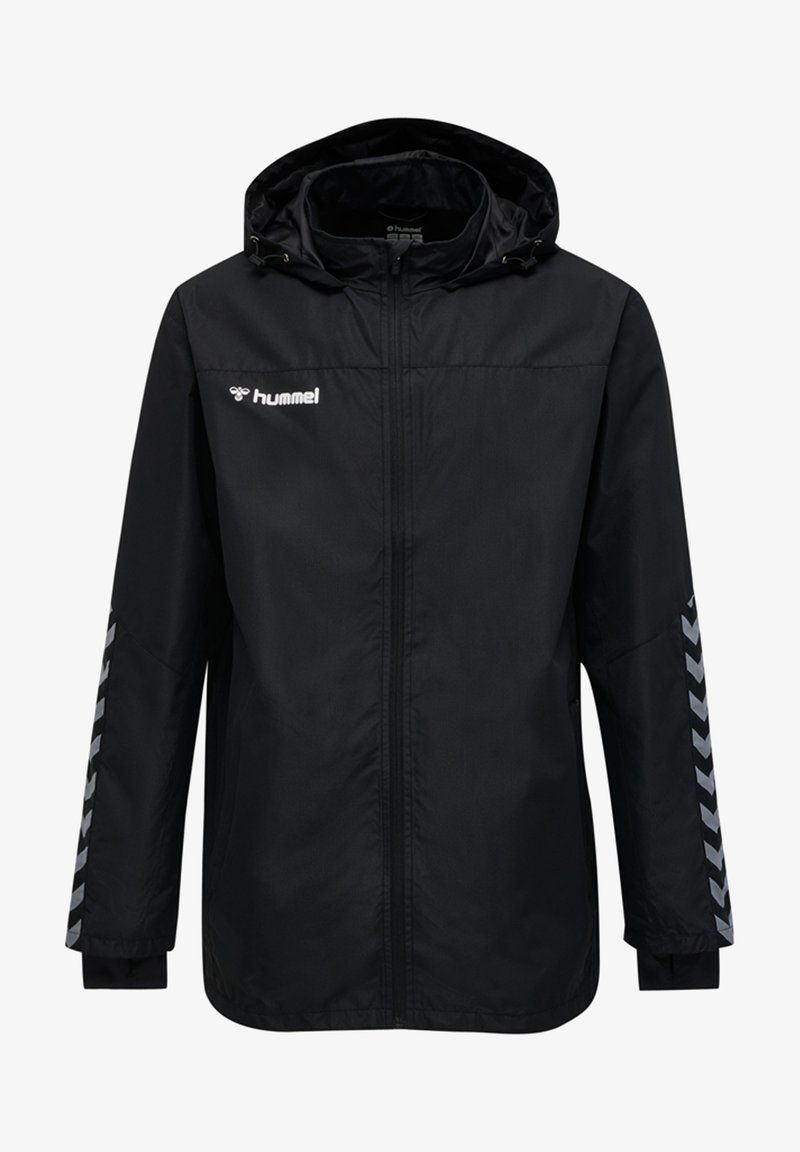 Svart huva jacka gjord av lättviktigt material. Har en hel dragkedja, sidofickor och reflekterande chevron-accenter på ärmarna.