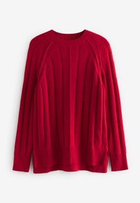 Pull en maille rouge à manches longues avec texture côtelée, col rond et ourlet arrière légèrement plus long sur fond blanc.