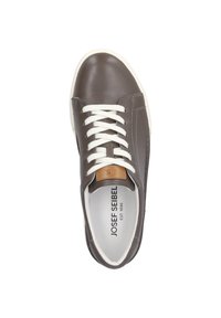 Ruskeat nahkakengät valkoisilla nauhoilla, tekstuurilla varustettu kaulus sekä vaaleanruskea yksityiskohta kielen alueella. Varustettu valkoisella kumipohjalla ja vähäisellä brändäyksellä.