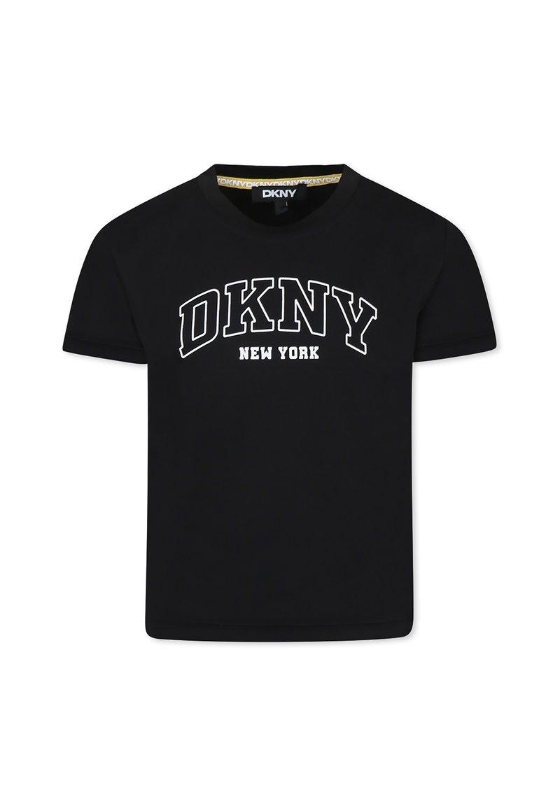 T-shirt en coton noir avec des manches courtes, un col rond et le texte "DKNY NEW YORK" en blanc sur la poitrine dans une police en gras et courbée.