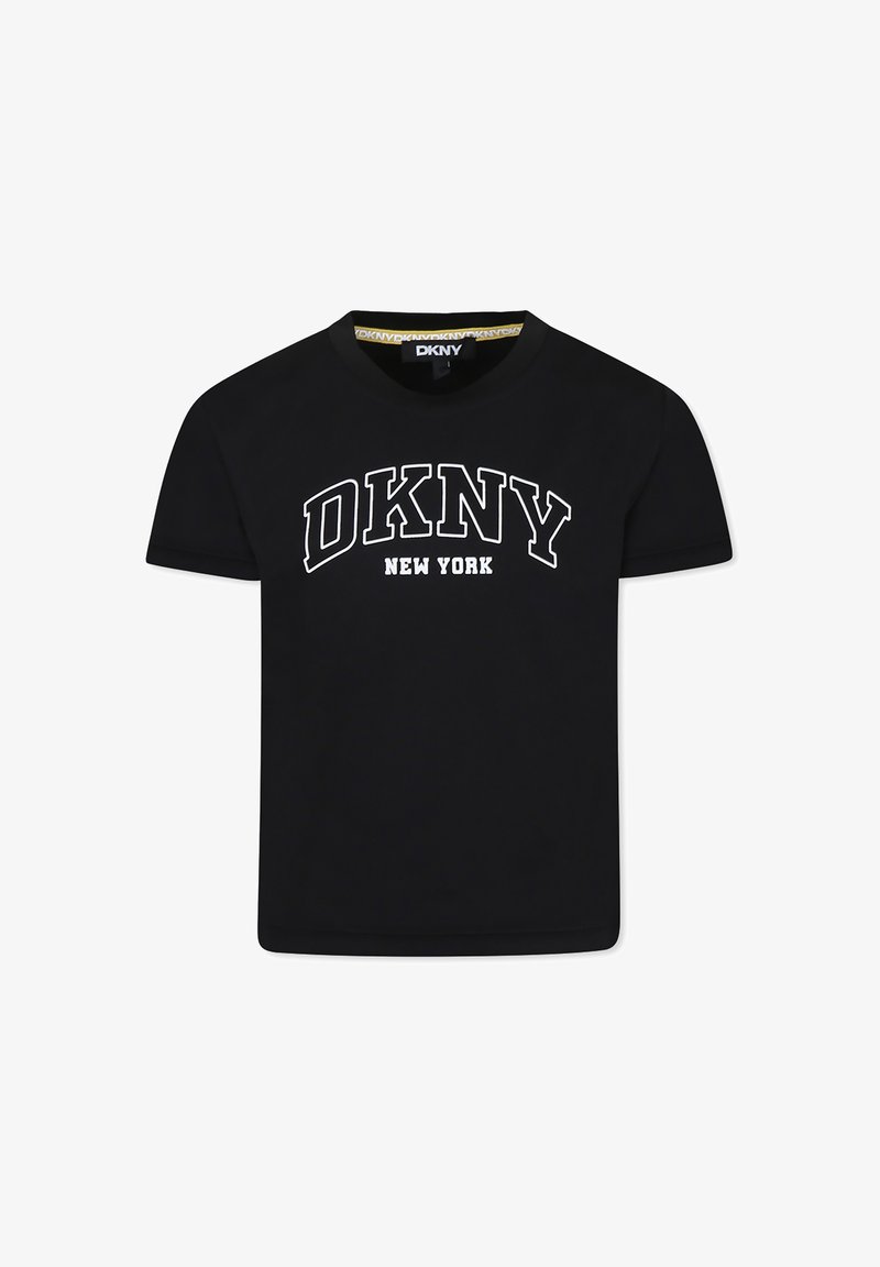 Zwarte katoenen T-shirt met korte mouwen, een ronde halslijn en witte "DKNY NEW YORK" tekst over de borst in een vet, gebogen lettertype.