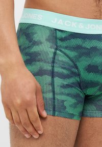 Grün und navyfarbene gemusterte Boxershorts mit einem atmungsaktiven Mesh-Design, dünnem aqua-farbenem Bund mit "Jack & Jones"-Logo und eng anliegender Passform.