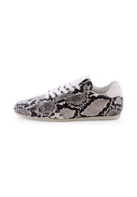 Sneaker mit einem schwarzen und cremefarbenen Schlangenhautmuster, ausgestattet mit einem strukturierten Obermaterial, weißen Schnürsenkeln und einer kontrastierenden weißen Ferse. Gummisohle.
