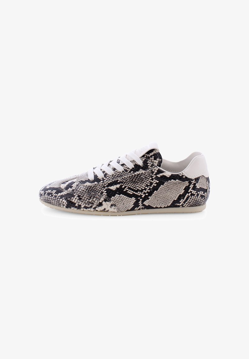 Sneaker mit einem schwarzen und cremefarbenen Schlangenhautmuster, ausgestattet mit einem strukturierten Obermaterial, weißen Schnürsenkeln und einer kontrastierenden weißen Ferse. Gummisohle.