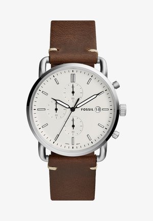 Montre-bracelet ronde argentée Fossil avec cadran blanc, trois sous-cadrans, affichage de la date, index horaires noirs et bracelet en cuir marron.