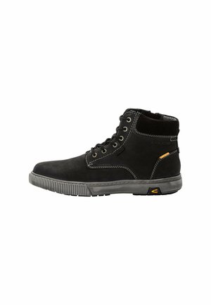 Bottes de cheville en suède noir avec semelle en caoutchouc grise, design à lacets, couture contrastante et un petit accent jaune sur le talon.