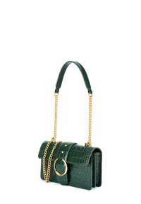 Zielona torebka ze skóry wytłaczanej w kształt krokodyla z złotym łańcuchem, zaokrąglonym akcentem sprzętowym i zapięciem na klapę. Prostokątny kształt.