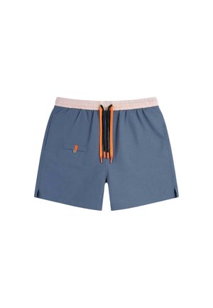 Short de bain bleu avec taille élastique rose clair, cordons orange et noirs, et une petite poche boutonnée sur le côté gauche.