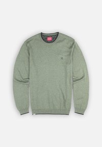 Pull en tricot vert avec des manches longues et un col rond. Présente un col intérieur à motifs et un petit logo sur la poitrine.