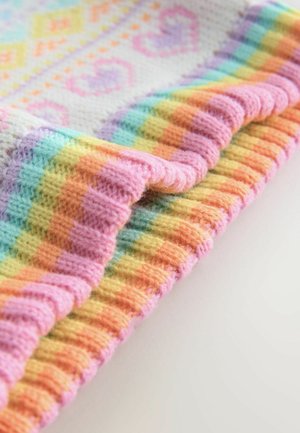 Neulottu peitto, jossa on valkoinen pohja ja pastellinvärisiä sydämiä, reunustettuna ribbreunuksella sateenkaaren väreissä: vaaleanpunainen, oranssi, vihreä ja sininen.