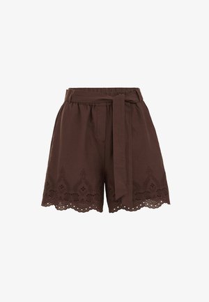 Barna magas derekú rövidnadrág textil övvel, amelyet a deréknál kötöttek meg, és hullámos szegéllyel, amely lyukasztott hímzéses részleteket tartalmaz.