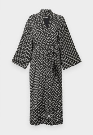 Kimono-stil ogrtač u crno-bijeloj boji sa dijamantnim uzorkom, šalom oko vrata, dugim rukavima i vezanom pojasom. Mekana tekstura tkanine.