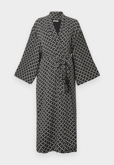 Μαύρο και άσπρο ρόμπα σε στυλ κιμονό με σχέδιο διαμαντιού, γιακά σαλονιού, μακριά μανίκια και ζώνη που δένει στη μέση. Απαλή υφή υφάσματος.