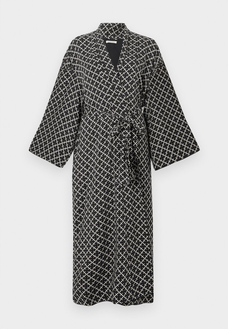 Schwarz-weißes Kimono-ähnliches Gewand mit einem Diamantgittermuster, schalförmigem Kragen, langen Ärmeln und einem gebundenen Taillengürtel. Weiche Stofftextur.