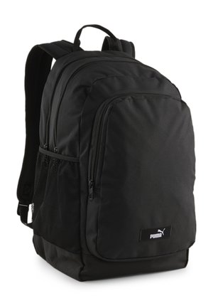 Czarny plecak Puma z wieloma kieszeniami na zamek błyskawiczny, wyściełanymi szelkami, siateczkowymi kieszeniami bocznymi oraz uchwytem do noszenia u góry.