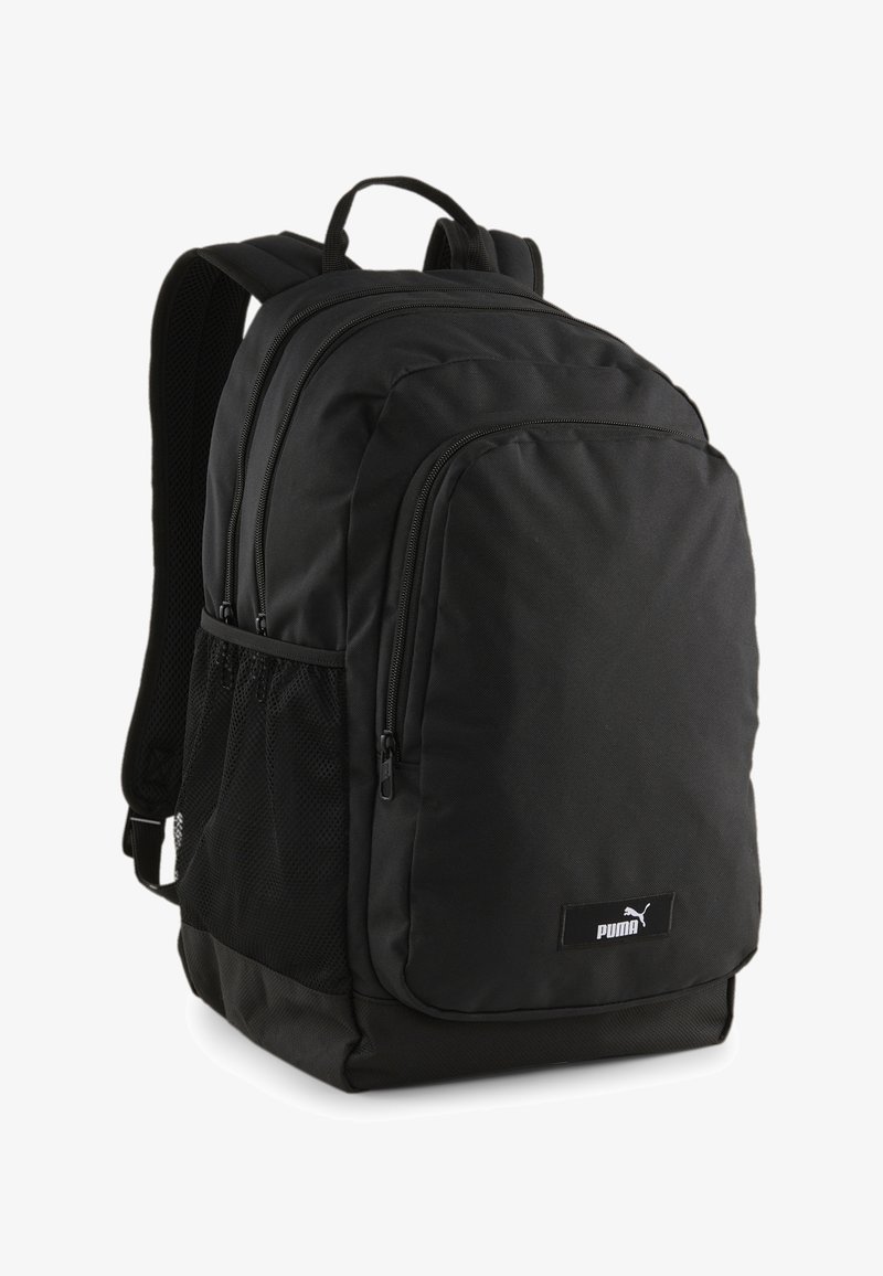 Μαύρος σακίδιο Puma με πολλαπλές θήκες με φερμουάρ, μαξιλαρωμένους ιμάντες ώμου, δικτυωτές πλάγιες τσέπες και χερούλι στο πάνω μέρος.
