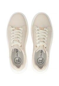 Beżowe sneakersy z gładką skórzaną cholewką, okrągłym noskiem, płaskimi sznurówkami, złotymi akcentami oraz białą gumową podeszwą. Logo wydrukowane wewnątrz.