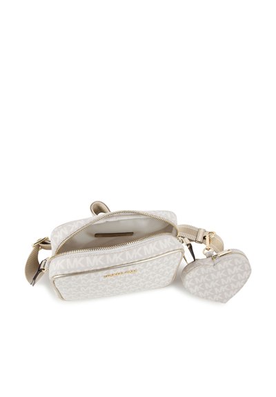 Borsa a tracolla bianca in tessuto con un motivo a logo MK ripetuto. Presenta dettagli in oro, chiusure a zip e una pochette a forma di cuore removibile.