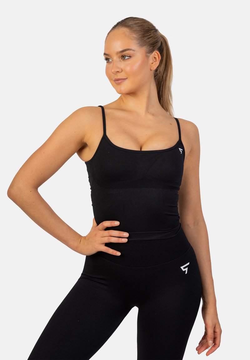 Czarny sportowy crop top z cienkimi ramiączkami, o dopasowanym kroju i gładkiej fakturze. Biały akcent logo po lewej stronie.