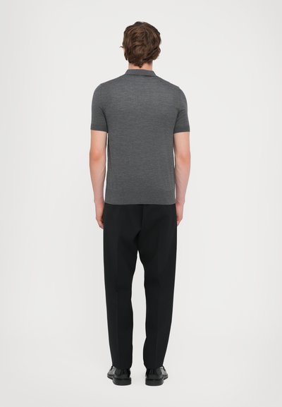 Kortærmet, mørkegrå polo-shirt med ribbet krave, parret med sorte bukser. Glat tekstur, tætsiddende design. Enkel og moderne stil.