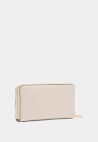 Ritsportemonnee van zacht beige leer, rechthoekige vorm, subtiele textuur, goudkleurige ritshardware langs de rand, minimalistisch design.