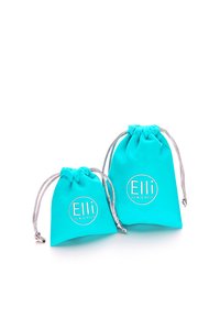 To turquoise stof drawstring tasker, en større og en mindre, begge med logoen "Elli" i sølvfarvet skrift og metalliske detaljer.