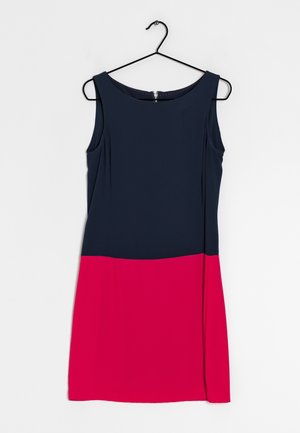 Robe sans manches avec un haut bleu marine foncé et un bas rose vif. Tissu lisse avec un design simple et une fermeture éclair au dos.
