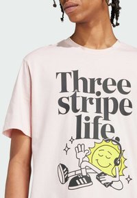 adidas Sportswear POSITIVITY GRAPHIC - Triko s potiskem - sandy pink