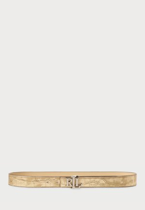 Ceinture en cuir ton or à motif crocodile avec boucle logo "RL" argentée, posée à plat sur fond blanc.