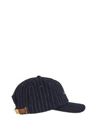 Cappellino da baseball blu navy a righe con visiera curva e cinturino regolabile in pelle marrone con fibbia dorata sul retro.