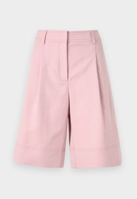 Světlé růžové šortky na míru s přiléhavým pasem, zažehlenými sklady, bočními kapsami a lemováním těsně nad kolenem. Vyrobené z pevných materiálů.