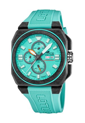 Turquoise chronograaf horloge met zwarte lunette, drie subwijzers, datum- en dagweergave, en een getextureerde siliconen band met reliëf van "LOTUS".
