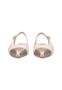Chaussures en cuir avec un corps crème et des embouts métalliques dorés, dotées d'une sangle avec boucle et d'un talon bas. Texture lisse sur toute la surface.