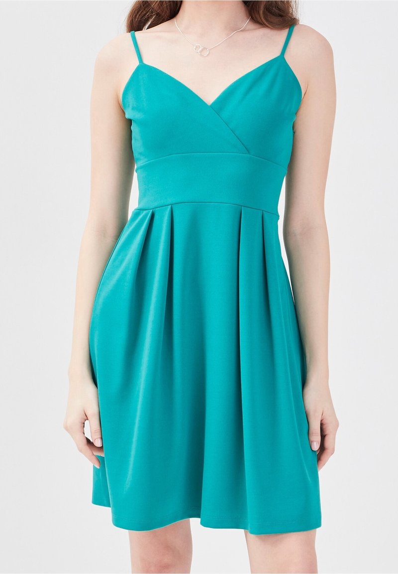 Robe sans manches en teal avec un décolleté en V, jupe plissée, fabriquée en tissu lisse, avec des bretelles fines et un éclat subtil.