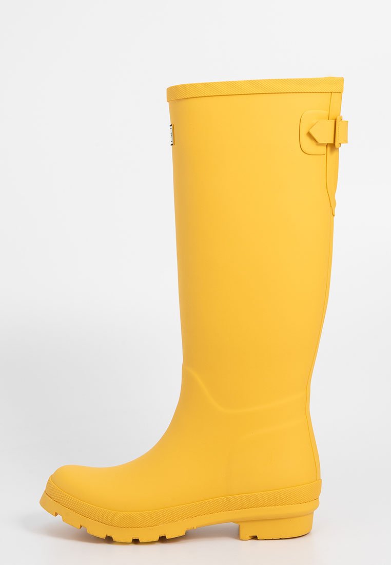 Stivale da pioggia in gomma gialla con una texture liscia, design alto e un dettagliore di sicurezza con fibbia laterale. Include una suola gommonata per una migliore aderenza.