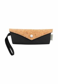 Zwarte etui met een kurken flap, voorzien van een zilveren knoopsluiting en een stoffen lus om te dragen of op te hangen. Glad oppervlak.