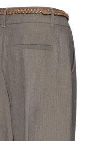Grau maßgeschneiderte Hose mit strukturiertem Finish, versehen mit einem geflochtenen braunen Gürtel, seitlichen Taschen und einer geknöpften Gesäßtasche.