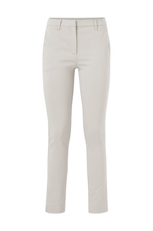 Pantaloni beige su misura con zip, tasche frontali e vestibilità slim. Il tessuto ha una consistenza liscia e una leggera lucentezza.